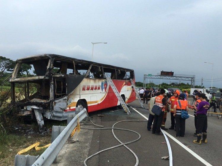 台湾检方：无法破窗 多人陈尸游览车后座区