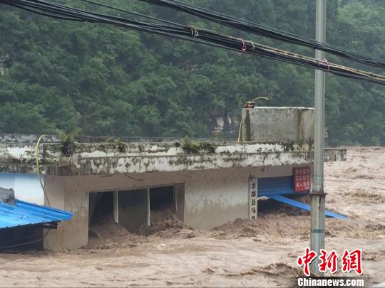 重庆多地遭暴雨袭击 31条中小河流最高涨水10米