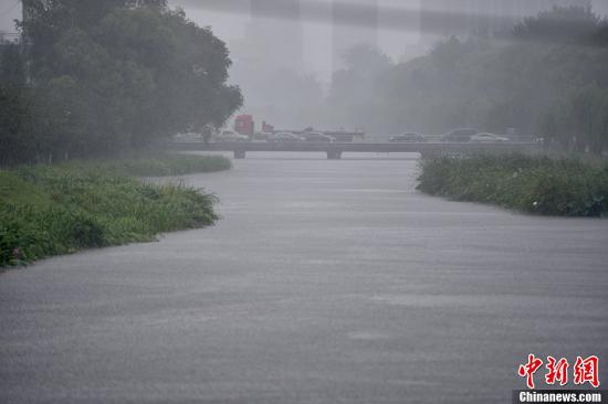 极端暴雨重袭中国华北 17县市日雨量破极值