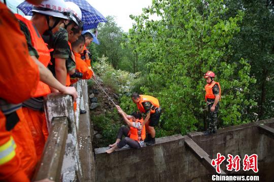 河南多地暴雨围城 消防一日内救援216起（图）