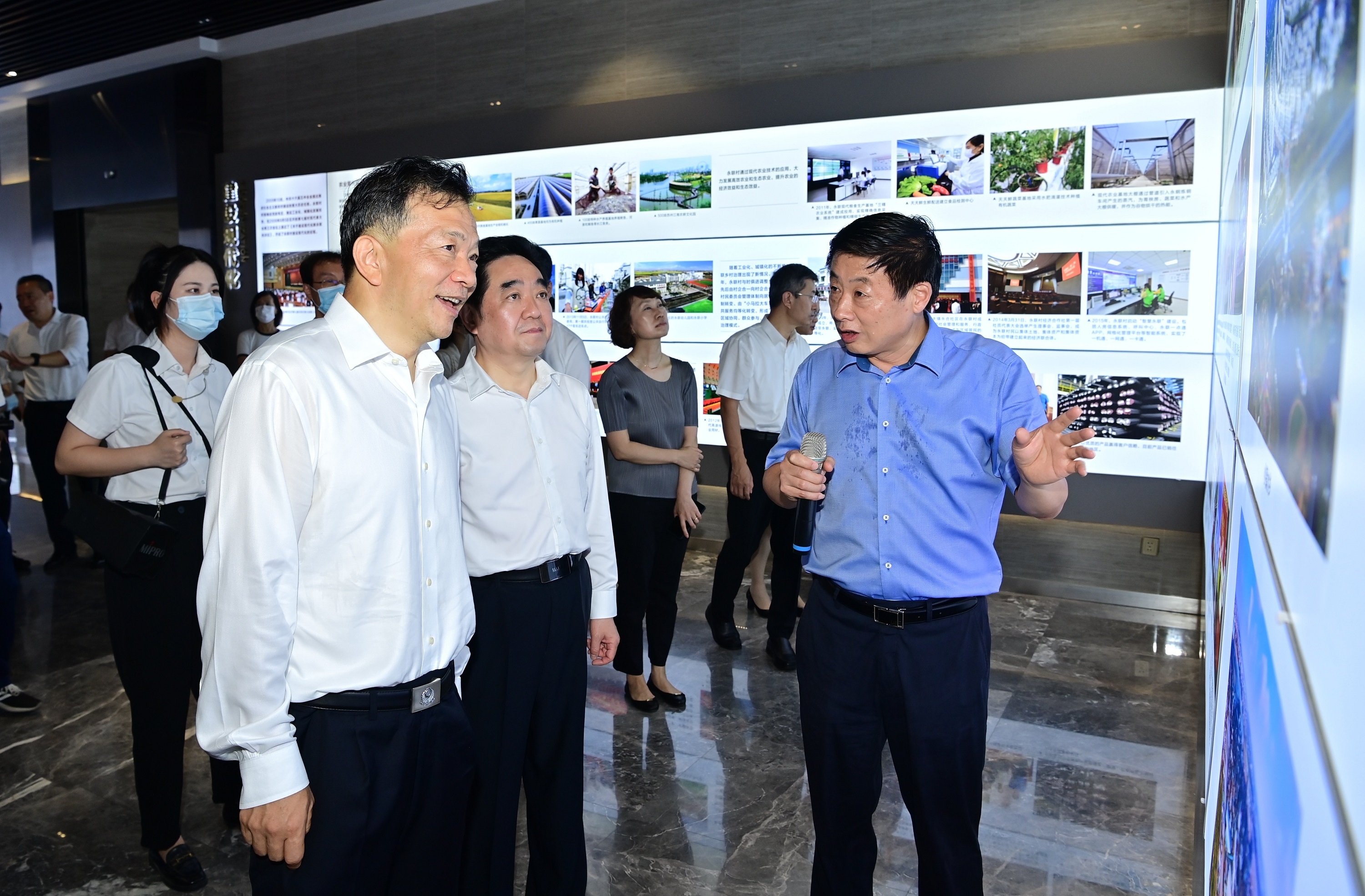 常委,宣传部部长张爱军在张家港市永联村调研中央广播电视总台相关