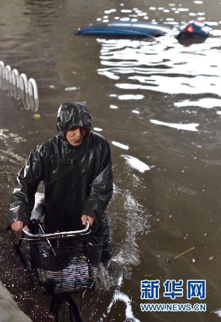 天津暴雨橙色预警 多路段积水严重出行受影响(图)