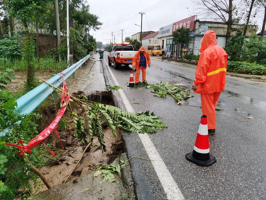 濮阳市清丰县交通运输局：“四式”工作法助力农村公路防汛抢险保通_fororder_20220730_160514