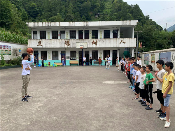 西北工业大学中外学子在汉中镇巴宝山村开展支教活动