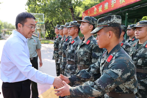 延安市黄陵县县长李建雄慰问驻黄武警官兵_fororder_慰问现场