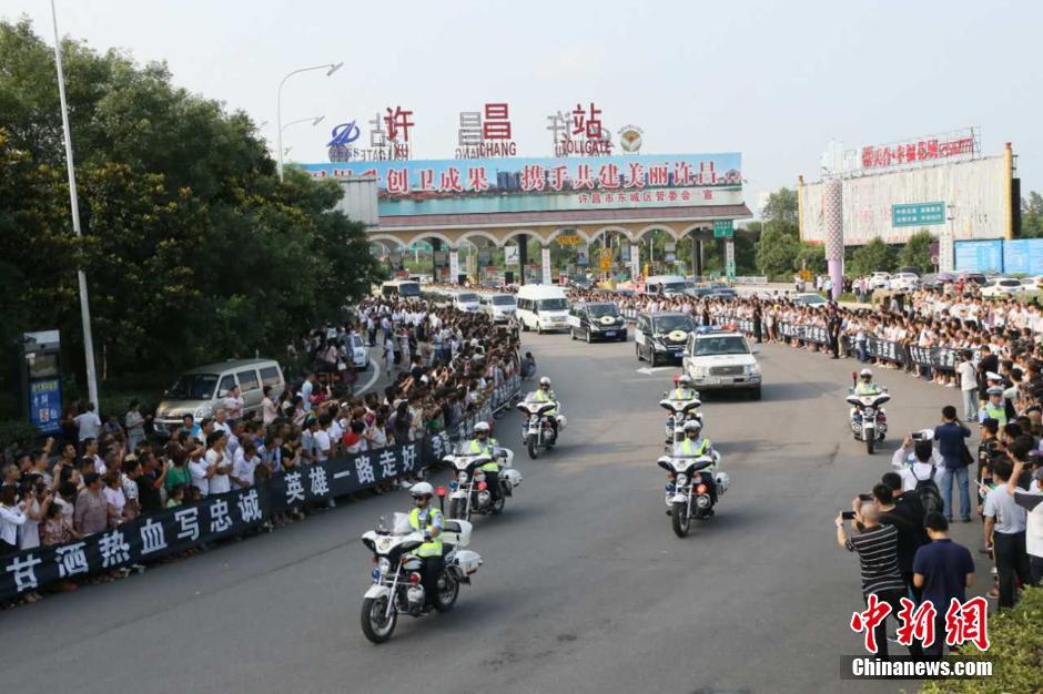 河南许昌20万人夹道迎接维和烈士灵柩