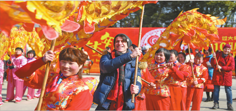 【文化 显示图在稿件最下方+国际范  显示图在稿件最下方】外国友人在中国乡村体验民俗