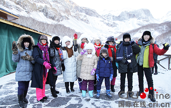 图片默认标题_fororder_水印图七：来自广东的林女士携全家人来长白山旅游。摄影 李鹏