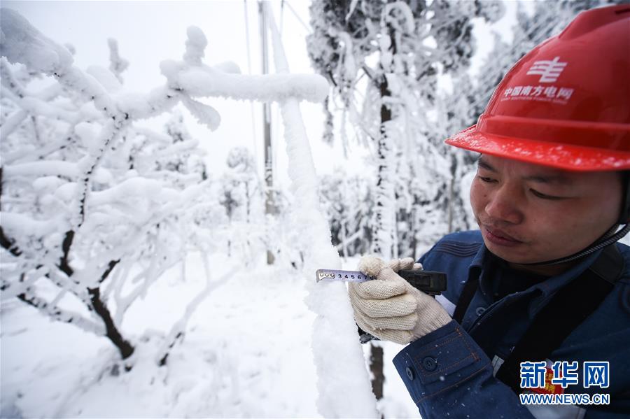 贵州六盘水：梅花山上的风雪巡线人