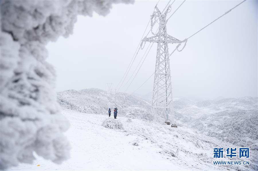 贵州六盘水：梅花山上的风雪巡线人