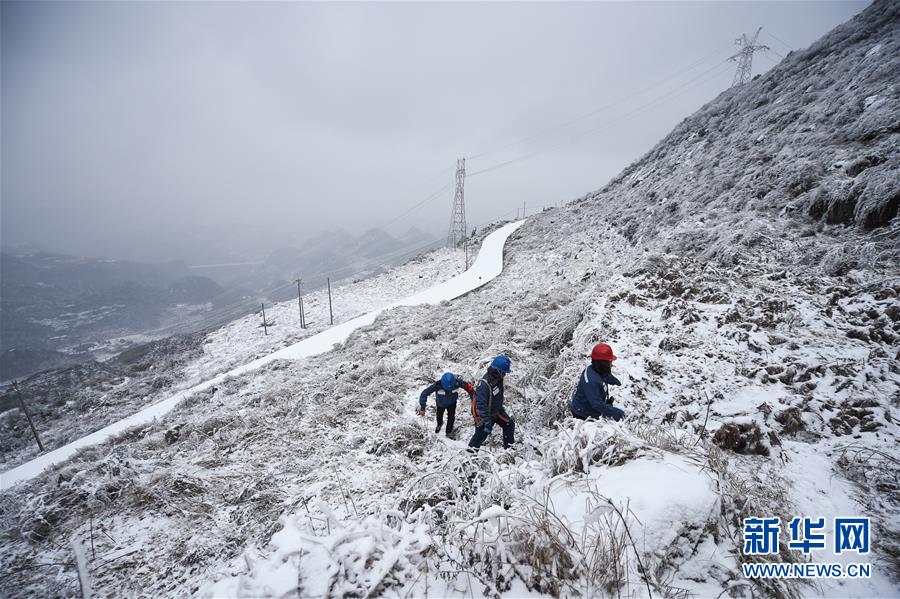 贵州六盘水：梅花山上的风雪巡线人