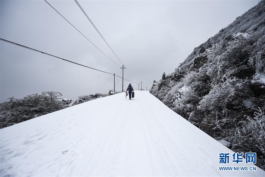 贵州六盘水：梅花山上的风雪巡线人