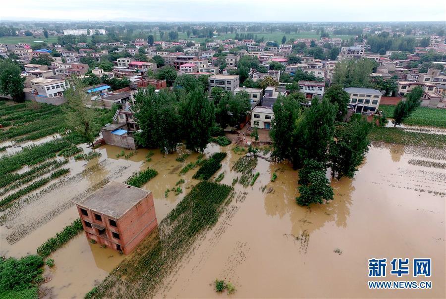 河南安阳遭遇强降雨 9.8万人紧急转移