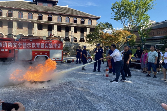 （供稿）贵州碧江：多措并举推进夏季火灾防控_fororder_使用灭火器灭油池火灾