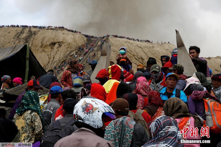 印尼婆罗摩火山喷发 村民冒死爬火山口祭祀