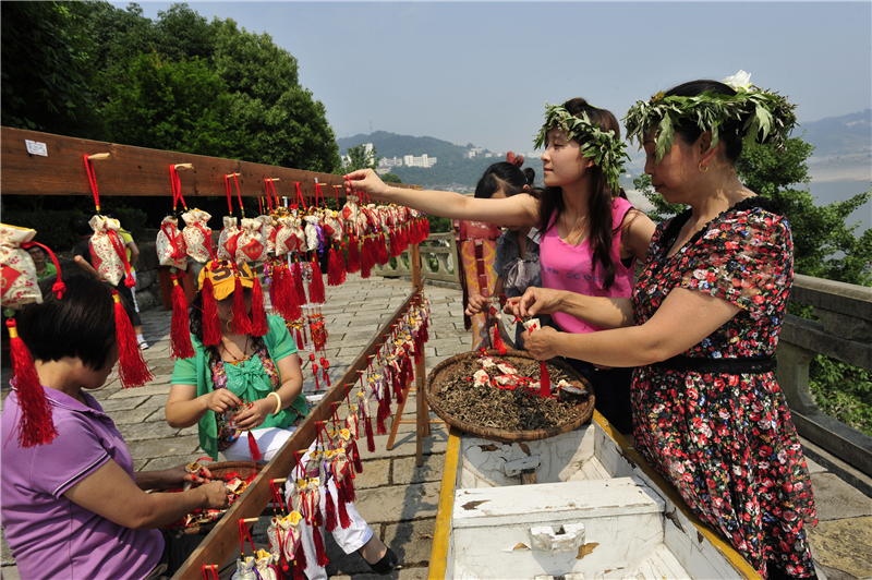 【沿着长江游湖北】世界端午看中国 中国端午看秭归_fororder_22.中国端午民俗——扎香袋.JPG