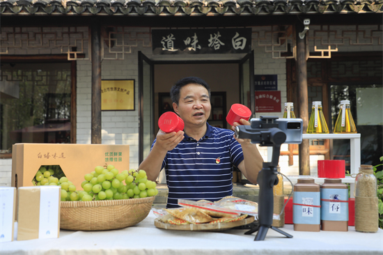 全国人大代表欧阳华：“抖”出致富经 “音”到田地间_fororder_图片2