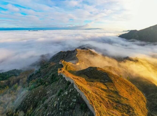 在河北的山林云海中邂逅初秋