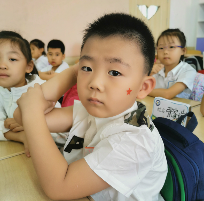 开学第一天：雏鹰实验小学先教“小豆包”打招呼