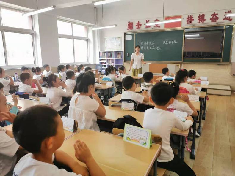 开学第一天：雏鹰实验小学先教“小豆包”打招呼