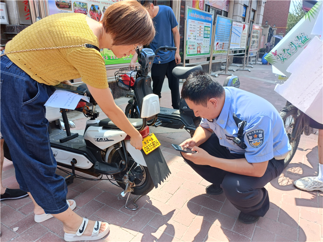 宝鸡金台区：电动车挂牌进社区 便民服务暖人心_fororder_图片2_副本