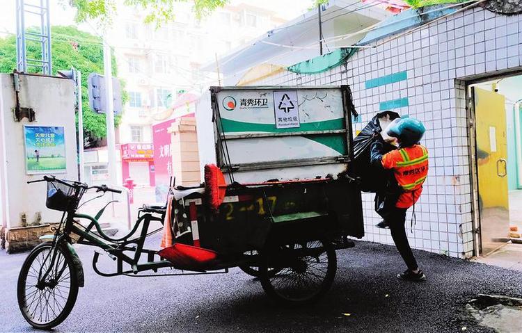 南宁市垃圾分类办就市民关注的热点话题答疑解惑 厨余垃圾别连汤倒 废旧家具定时收运