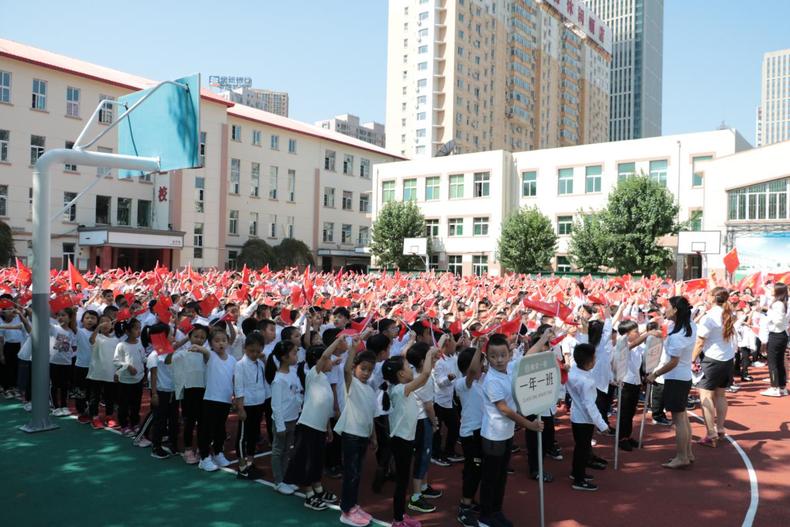 雏鹰展翅与祖国共成长沈阳市南京一校举行新学期开学典礼