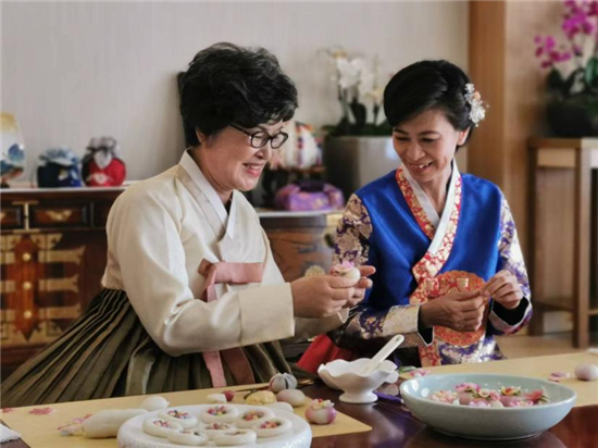 中央广播电视总台泰语节目《榕知中国》到延边 向全球泰语观众展现建州70周年成就_fororder_泰语6