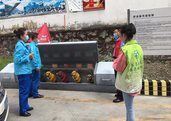 泸定地震特别报道｜四川生态环境系统全力排查震后环境风险隐患_fororder_震后环境风险隐患排查中2-供图-四川省生态环境厅