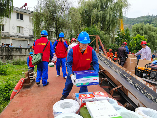 泸定地震报道｜挺进“震后孤岛” 电力抢险攻坚进行时_fororder_曹浩和队员们正将应急物资搬运上冲锋舟-摄影-廖亮-李龙