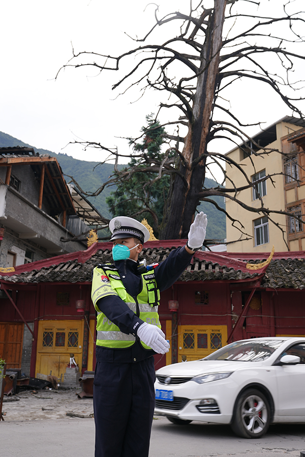 泸定地震特别报道｜甘孜公安：让党旗在帐篷警务室上空高高飘扬_fororder_甘孜公安民警在救援一线-供图-甘孜藏族自治州公安局（2）