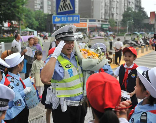 【法制安全】重庆荣昌民警范学进站好最后一班岗