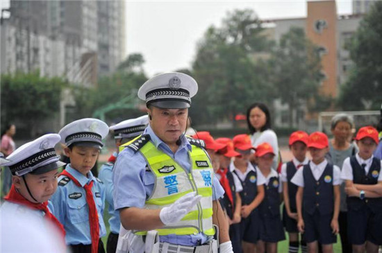 【法制安全】重庆荣昌民警范学进站好最后一班岗