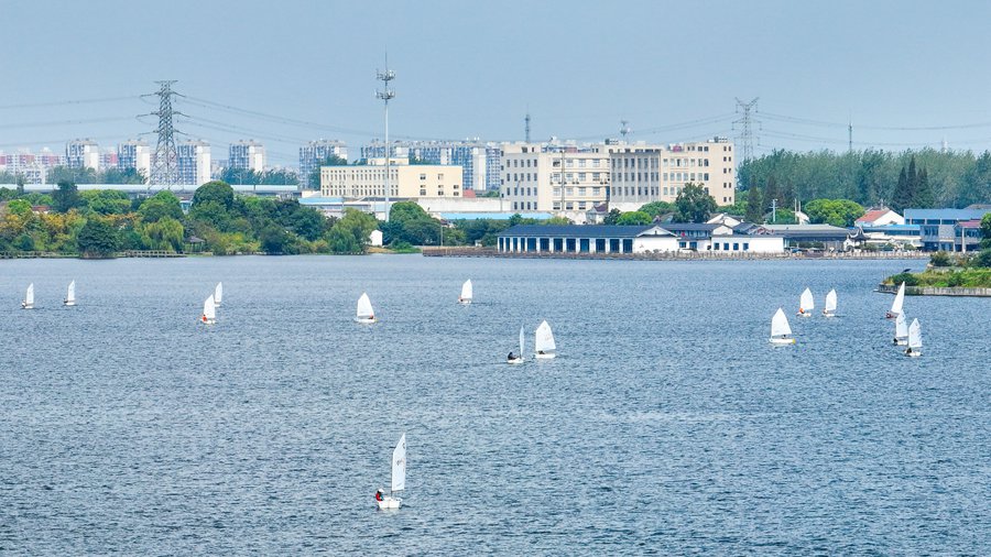 江苏无锡：白帆点点竞风流