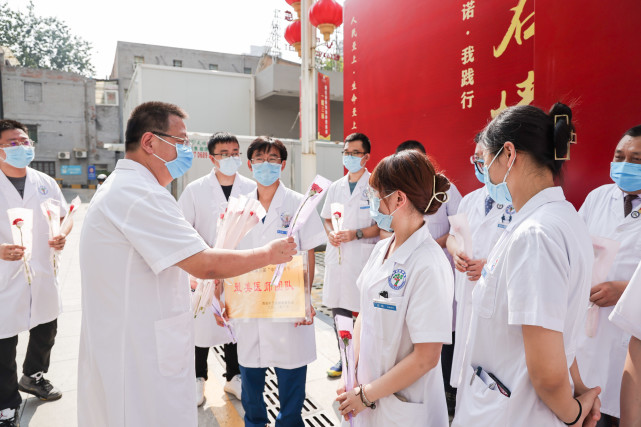 “重温医师誓言，鲜花礼赠医者” 西安市红会医院举行庆祝“中国医师节”主题活动_fororder_4