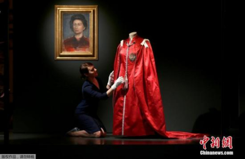 时装王朝：英国白金汉宫展出80多套女王服饰(图)