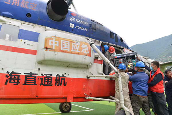 泸定地震特别报道｜乘直升机挺进“孤岛”雅安草科乡 电力抢险攻坚持续进行_fororder_电力抢险突击队员乘坐应急救援直升机挺进“孤岛”草科乡-摄影-汤小强.