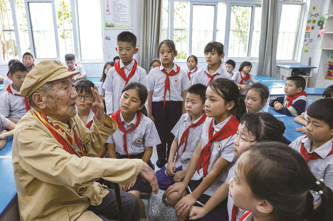 开学“第一课”老英雄受热追