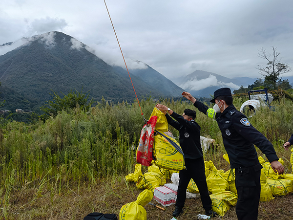 四川公安“蜀警飞鹰”航空队在震区天空翱翔 托起平安的希望_fororder_“蜀警飞鹰”航空队在一线进行救援工作-供图-四川省公安厅