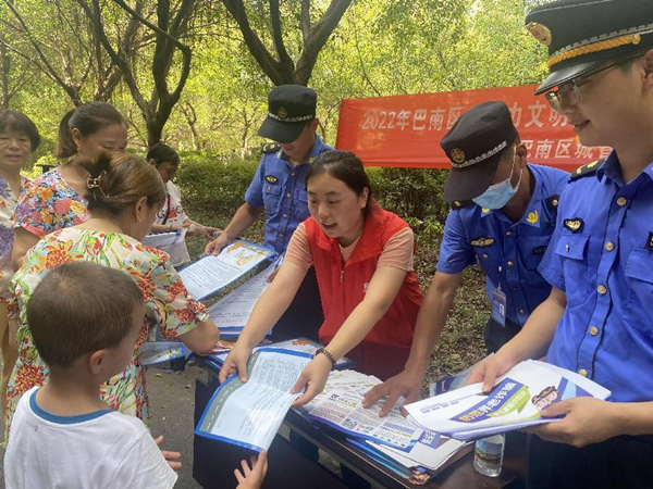 重庆巴南：贴心城管进社区 服务群众零距离_fororder_图片2