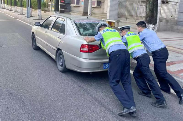 鏖战酷暑 重庆渝北交巡警高温下守护群众平安出行_fororder_图片3