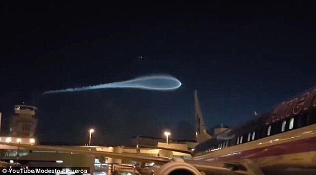 美国迈阿密机场惊现超大UFO 险撞飞机