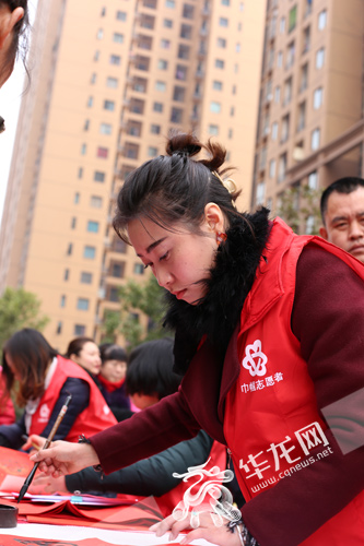 【社会民生】重庆巾帼志愿服务进社区 为居民写春联送祝福