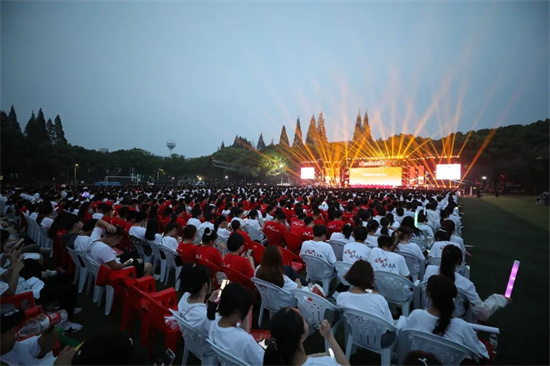 于红船旁赓续红色血脉 嘉兴南湖学院2022级新生开学典礼暨迎新晚会举行