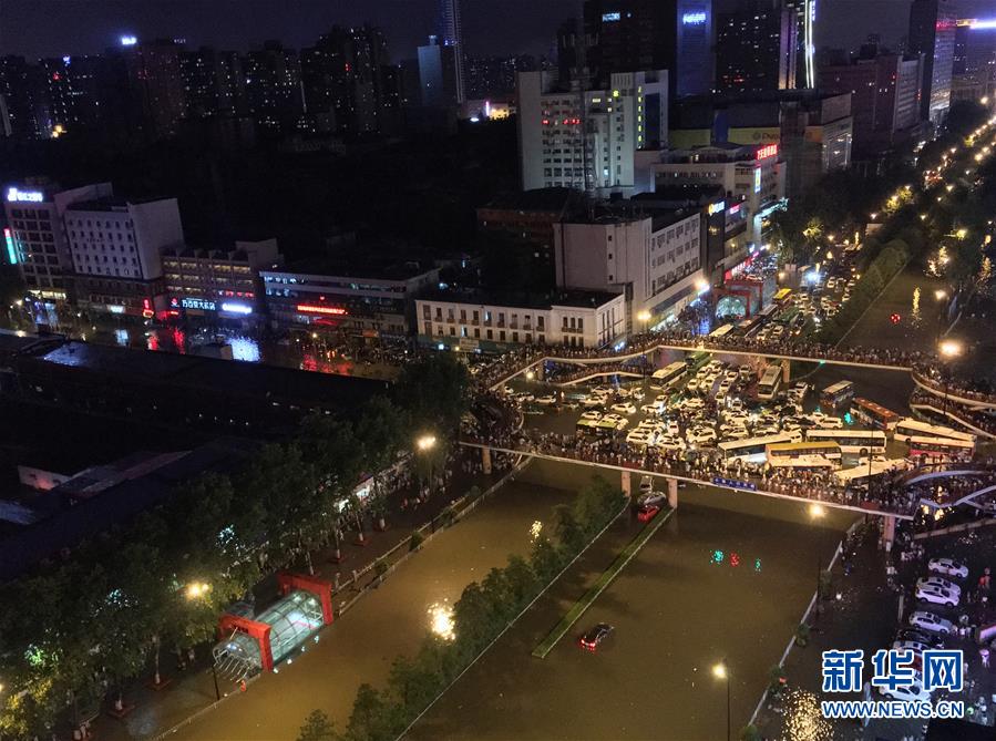 西安遭遇强降雨 多处路段积水