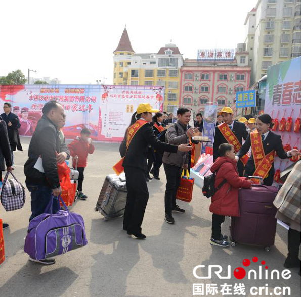 【唐已审】【广西要闻、八桂大地-百色】全国首趟零换乘务工专列抵达广西百色