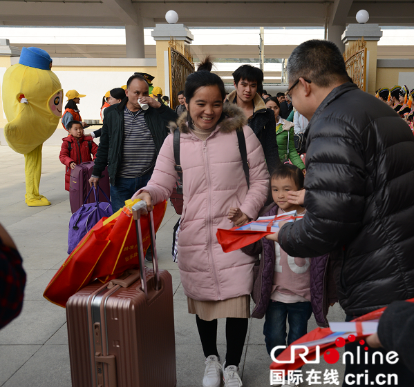 【唐已审】【广西要闻、八桂大地-百色】全国首趟零换乘务工专列抵达广西百色