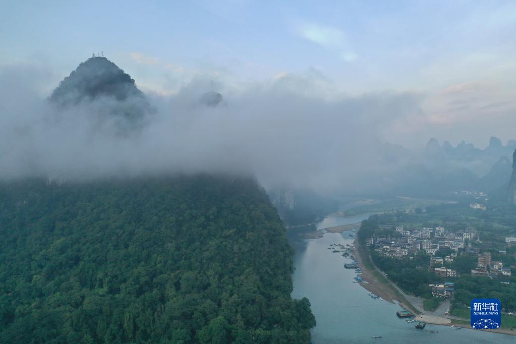 广西桂林：雾笼群山秀