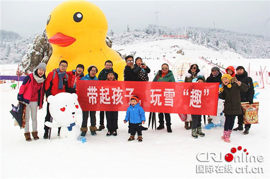 急稿 已过审【CRI专稿 图文】重庆有了“国际范”滑雪场【内容页标题】专业器材大型设施加持 重庆有了“国际范”滑雪场