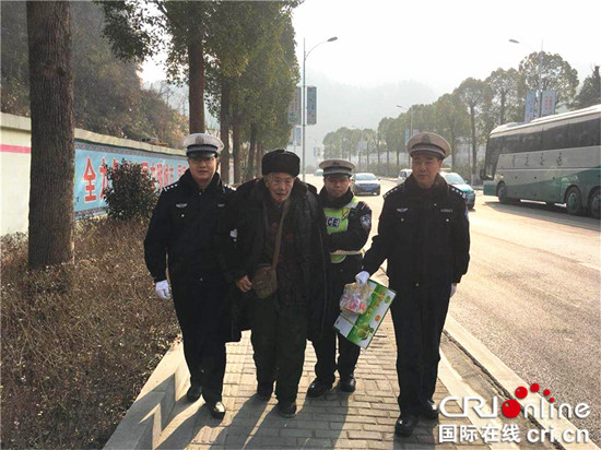 已过审【社会民生】八旬老人摔倒公路边 民警暖心及时救助